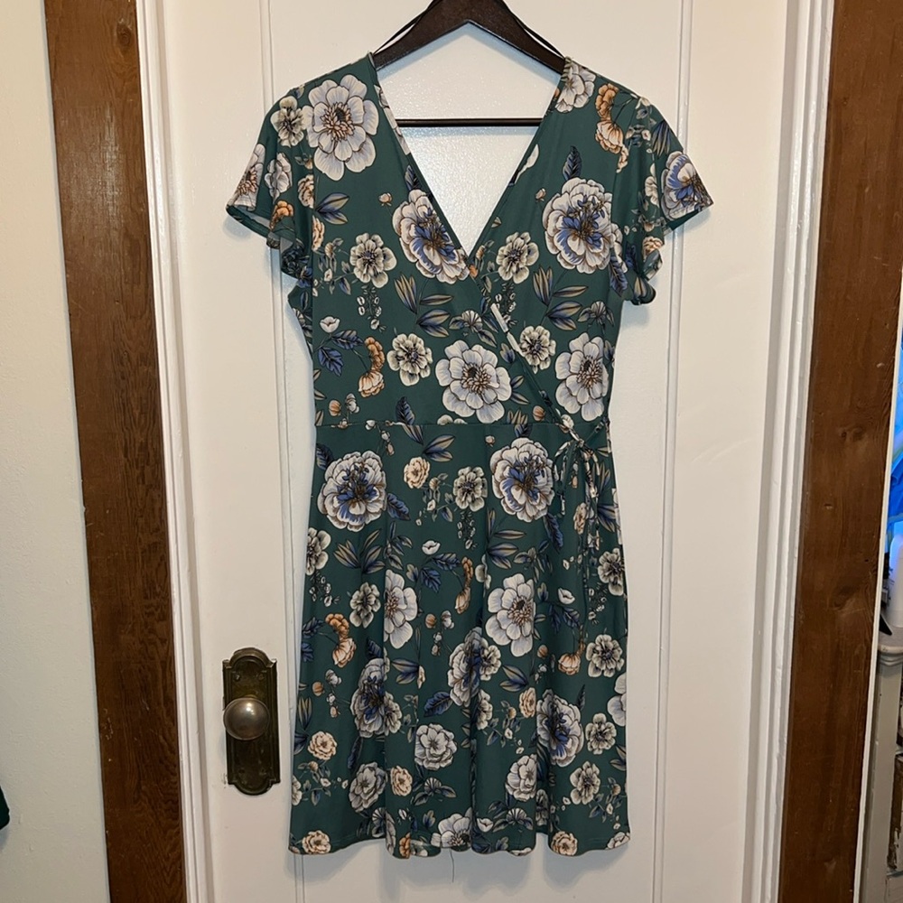 Kaileigh Faux-Wrap Floral Dress - size medium